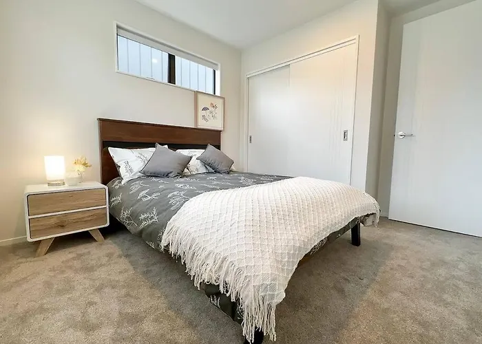 New Spacious 4Beds Family Home