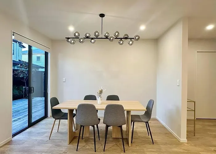 New Spacious 4Beds Family Home