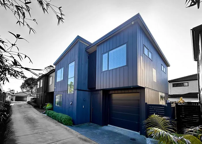 New Spacious 4Beds Family Home