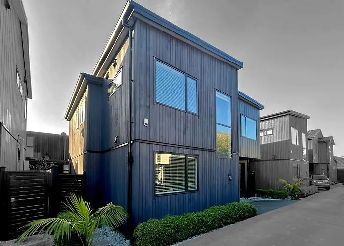 New Spacious 4Beds Family Home