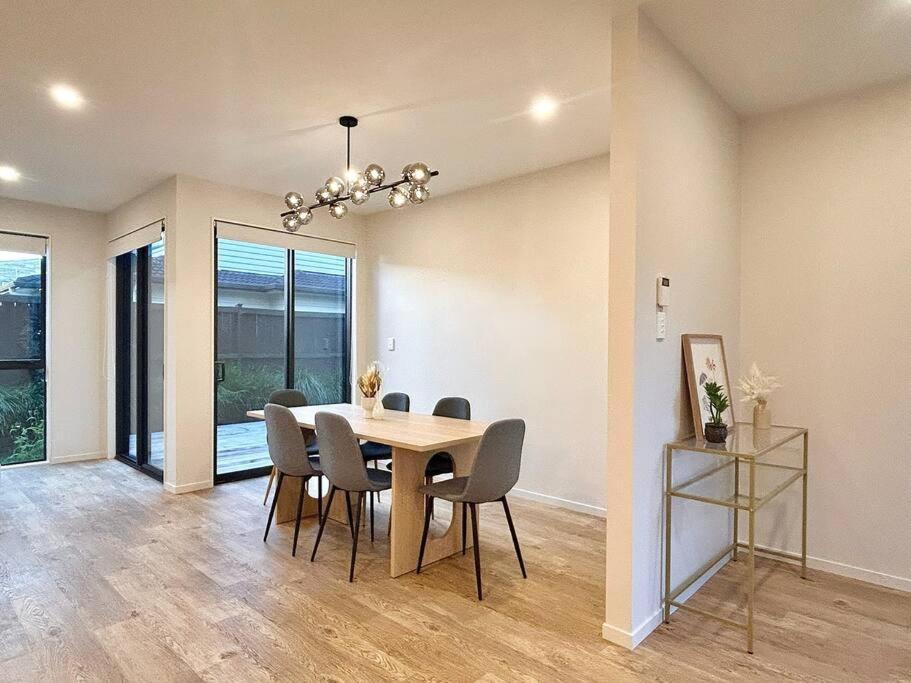 New Spacious 4beds Family Holiday home Auckland